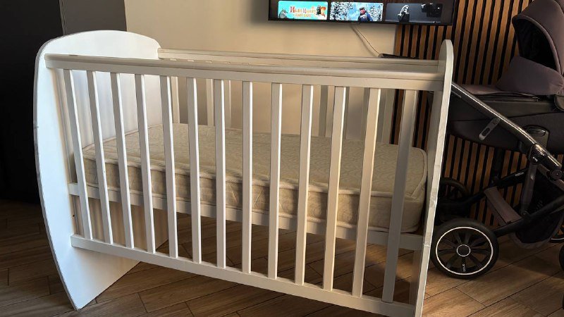 Кроватка с бортиками и постельным бельем 3