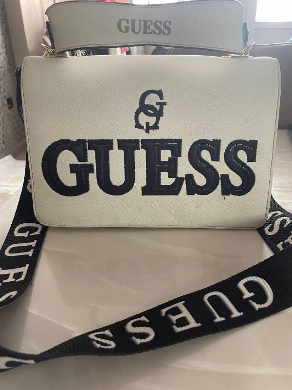 Шлепки H&M, Кеды Convers, Купальник, Сумка Guess, Шорты 5