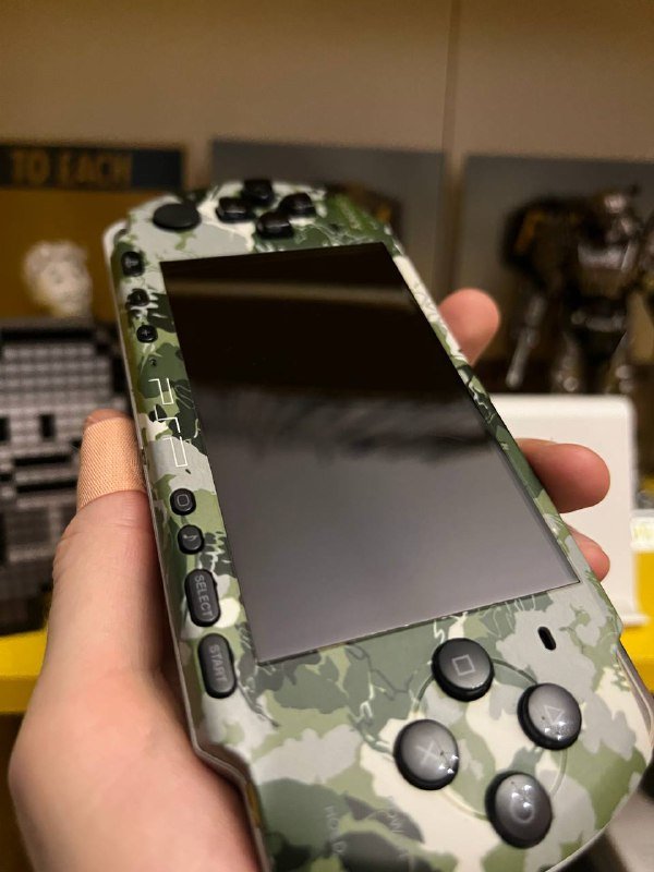 PSP 3000 Metal Gear Solid Peace Walker Edition 4