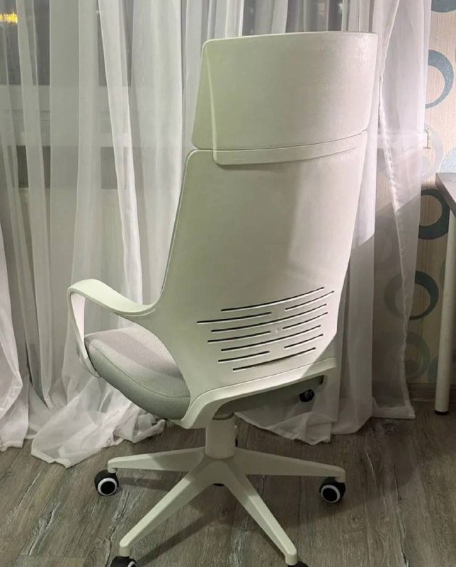 Белое компьютерное кресло с подлокотниками и подголовником 3