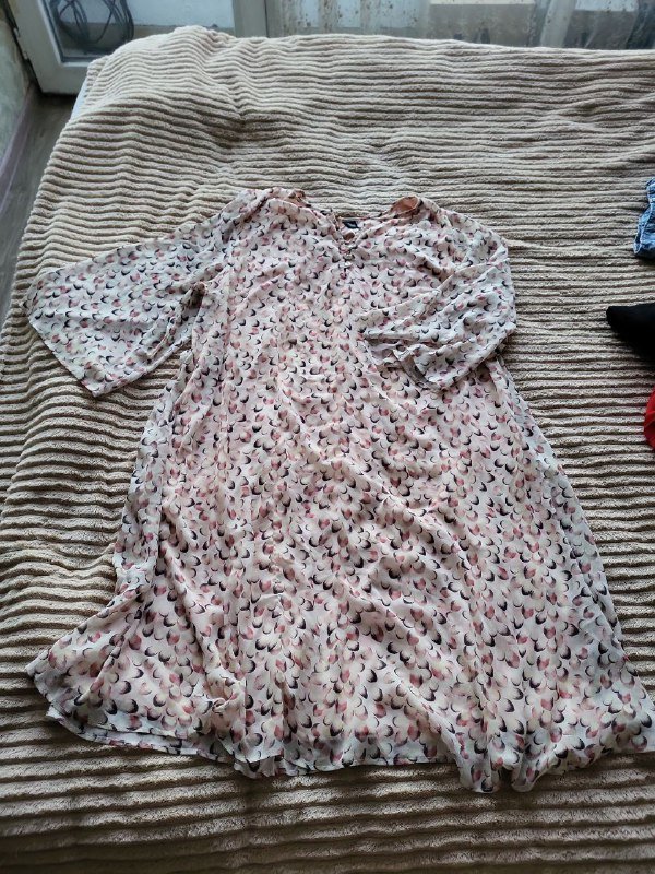 шерстяное платье мама, пиджак чёрный, майка спорт, джинсы gap, шапки тёплые, штаны marks Spencer, платья красное и светлое 9