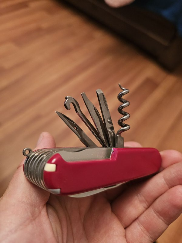 Viktorinox multi-tool in excellent condition 2