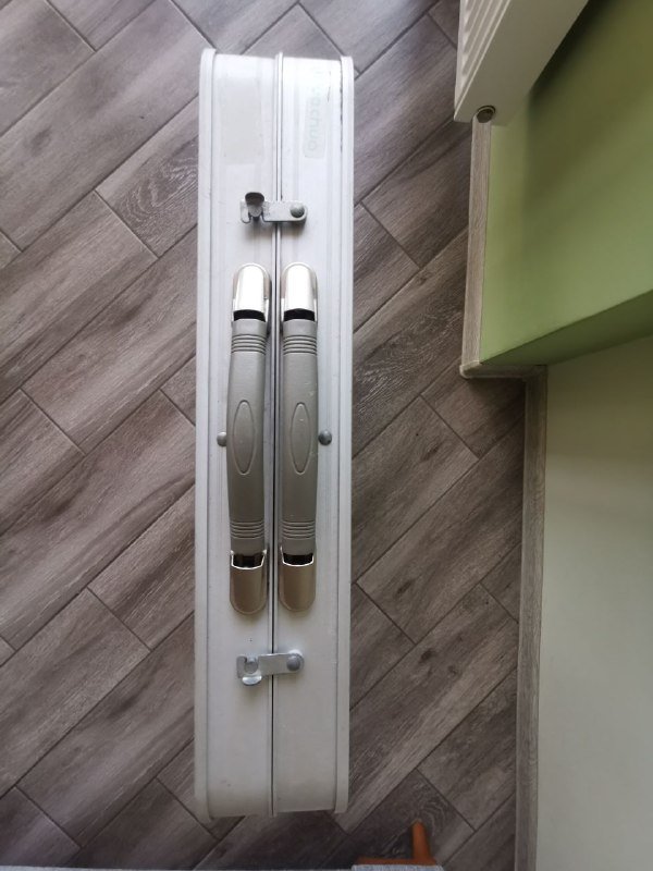 Складной стол и 4 стула, 2 триноги стульчика 2