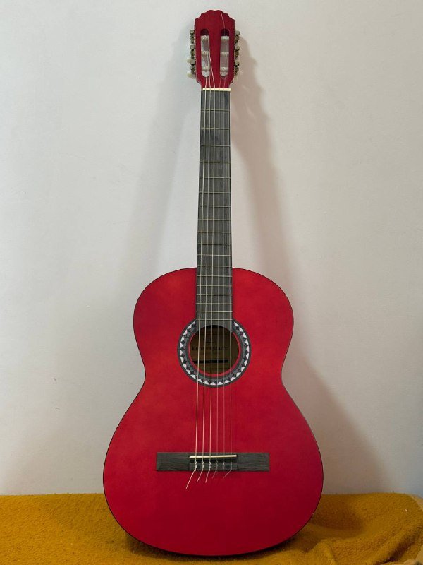6-струнная классическая гитара на красной деке