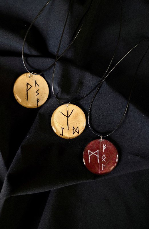 Кулоны с рунами из эпоксидной смолы 2