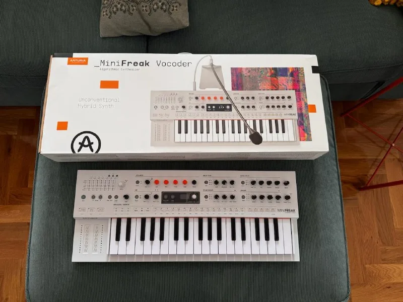 Синтезатор Arturia MiniFreak 1