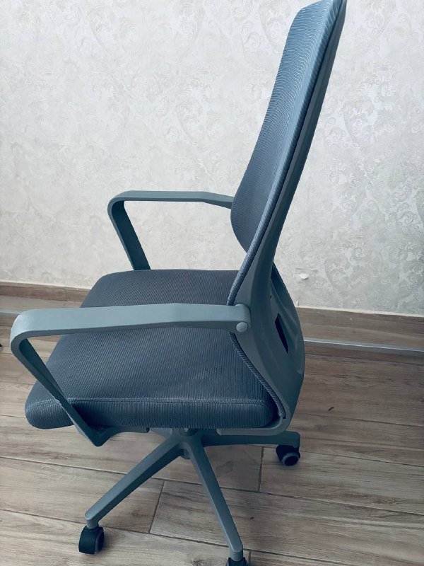 Стол с выдвижным ящиком, комод, офисный стул 4