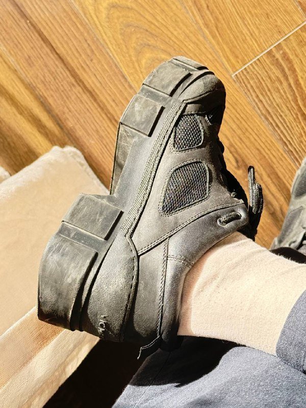 Черные туфли Vic Matië, серые кроссовки Lacoste 2