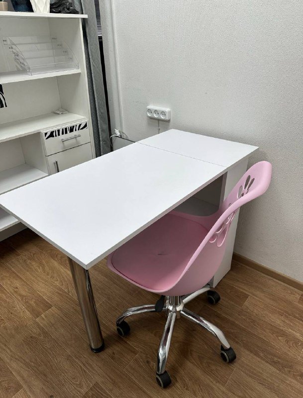 Стол и компьютерное кресло