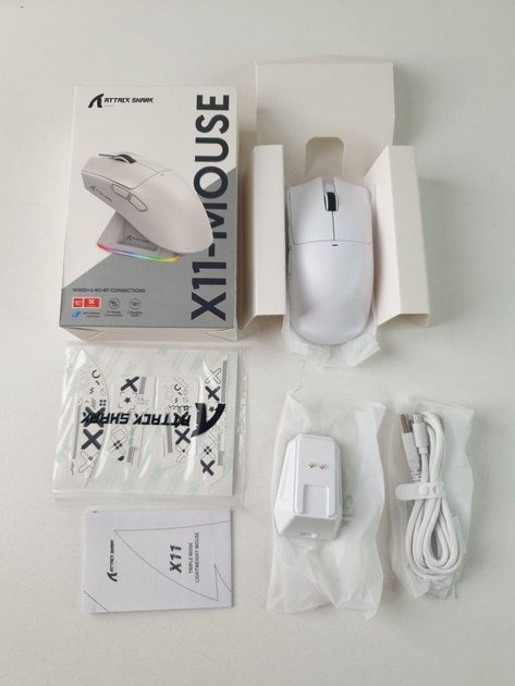 Игровая мышь Attack Shark X11 чёрная и белая 2