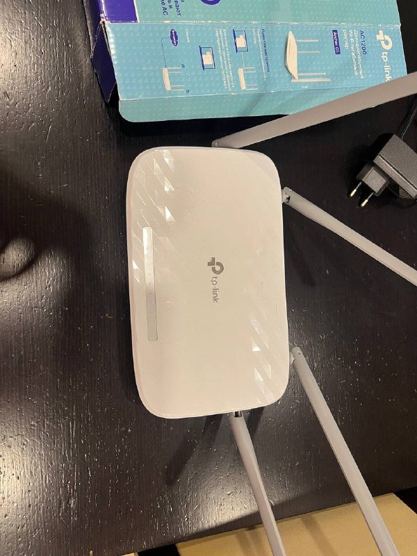 Гигабитный роутер, лампа для гель-лака, инструменты для маникюра, штатив