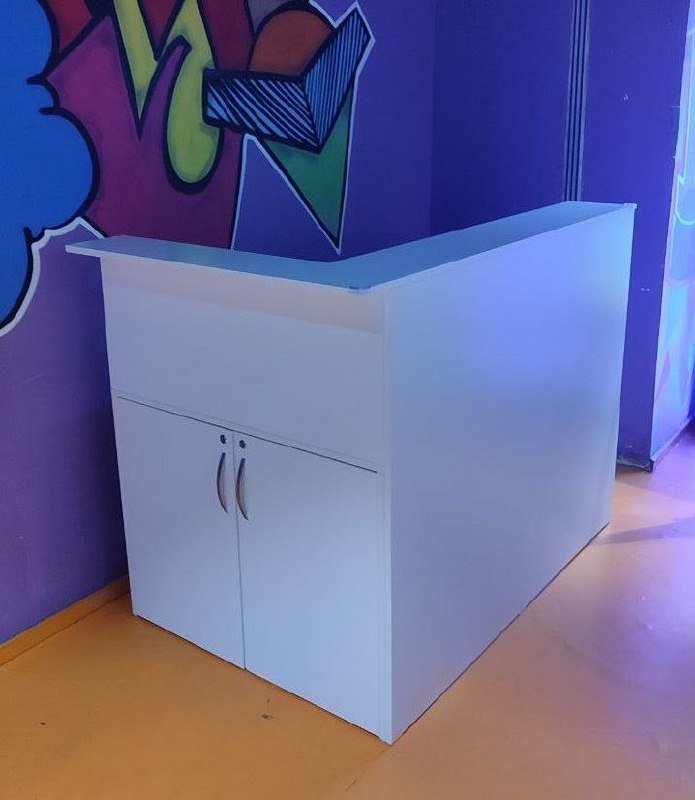Стол ресепшн белый с ящиками и дверками