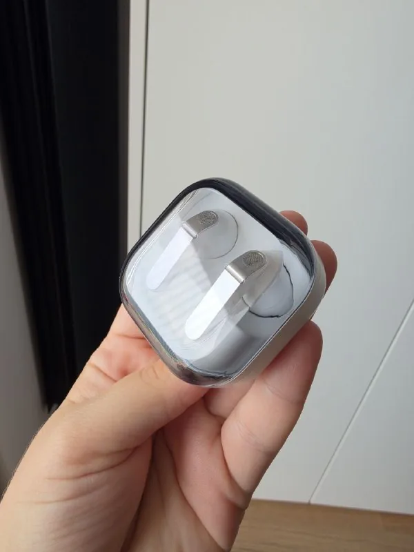 Samsung Buds 4, белые наушники 1