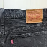 Лопатки для плавания, книга, джинсы Levi's 7