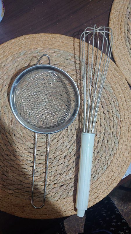 Ручной массажёр, кроссовки Quechua, гирлянда, скатерть, капучинатор, набор тарелок, сито и венчик, подставки, бокалы, стеклянные контейнеры 7