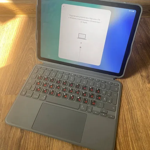 Планшет Apple iPad Air 11 M3 128 ГБ с чехлом-клавиатурой Logitech