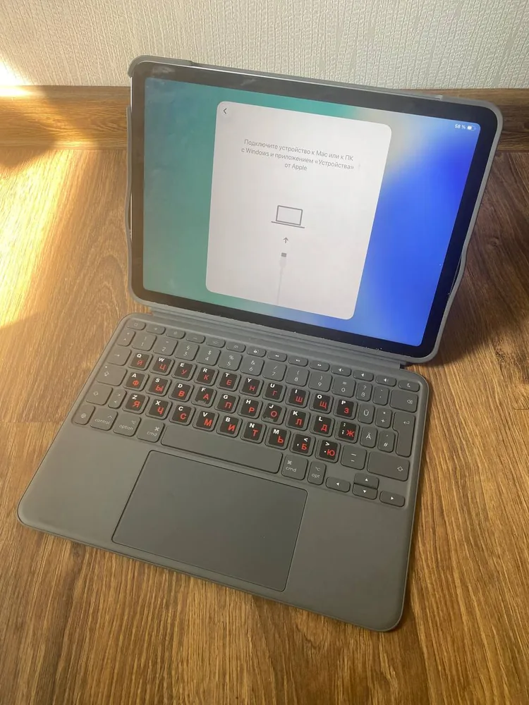 Планшет Apple iPad Air 11 M3 128 ГБ с чехлом-клавиатурой Logitech 1