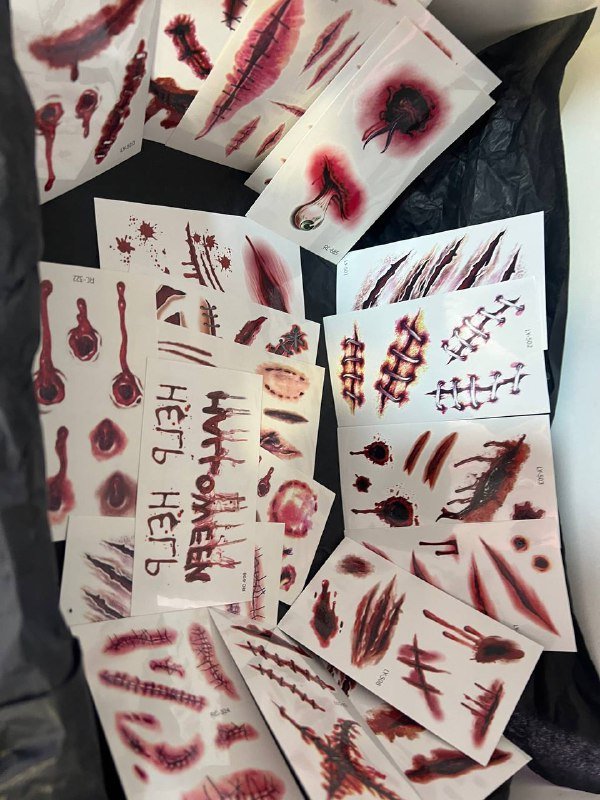 Цветные линзы, шрамы наклейки, плащи, рога на Хеллоуин 3