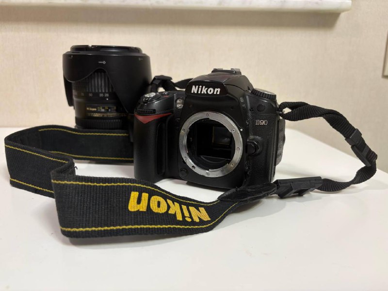 Фотоаппарат Nikon D90, объектив NIKON AF-S NIKKOR 28-300mm, чехол, флешка, зарядка