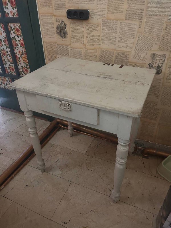 Стол с выдвижной полкой 2