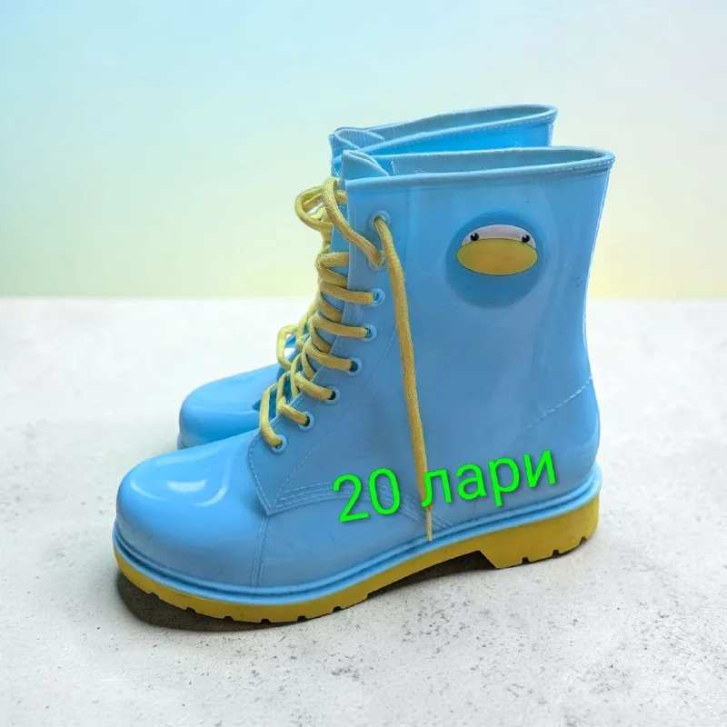 Синие резиновые сапоги