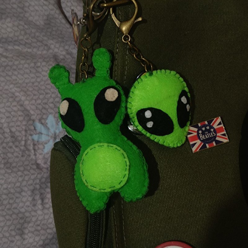 брелок с инопланетяном, значки, подставка под кружку