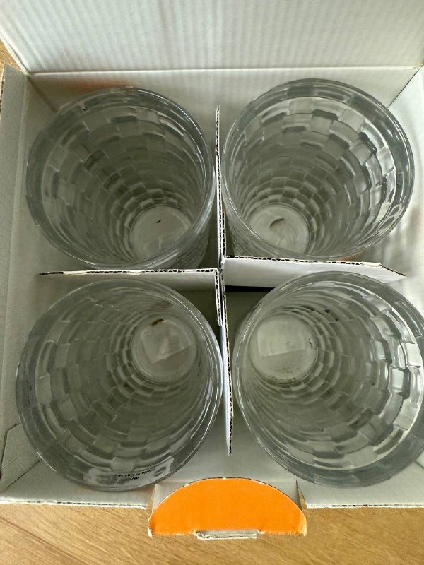 Набор новых стеклянных стаканов 2