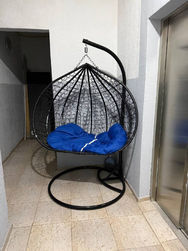 Подвесное кресло качалка с синим матрасом