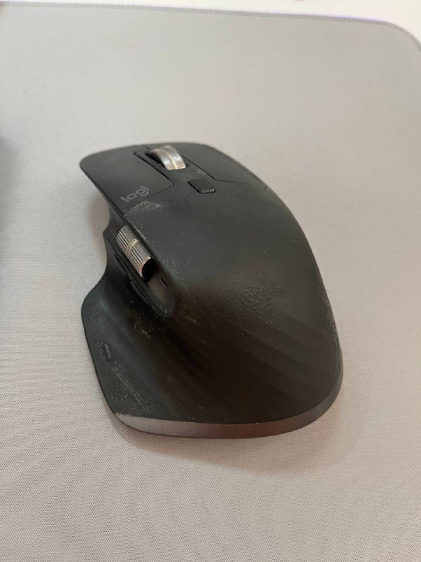 iPad Pro 11 M4, клавиатура Keychron K3, мышь Logitech MX Master 3, лампа Xiaomi Mi Computer Light 7