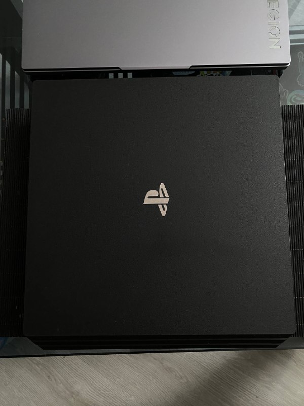 Play Station 4 pro 1TB, два джойстика, диски с играми 1