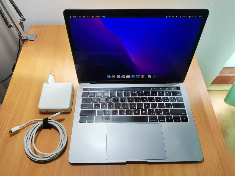 MacBook Pro 13" 2016 с Touch Bar, 4 USB-C 1