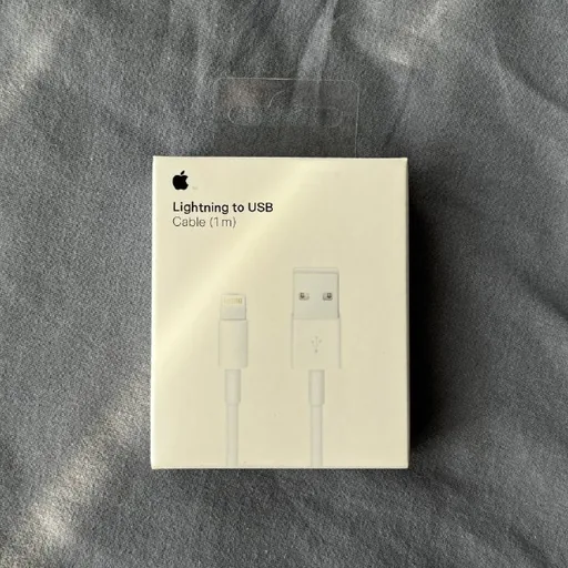 Apple-ის ადაპტერი და რეპლიკა კაბელები