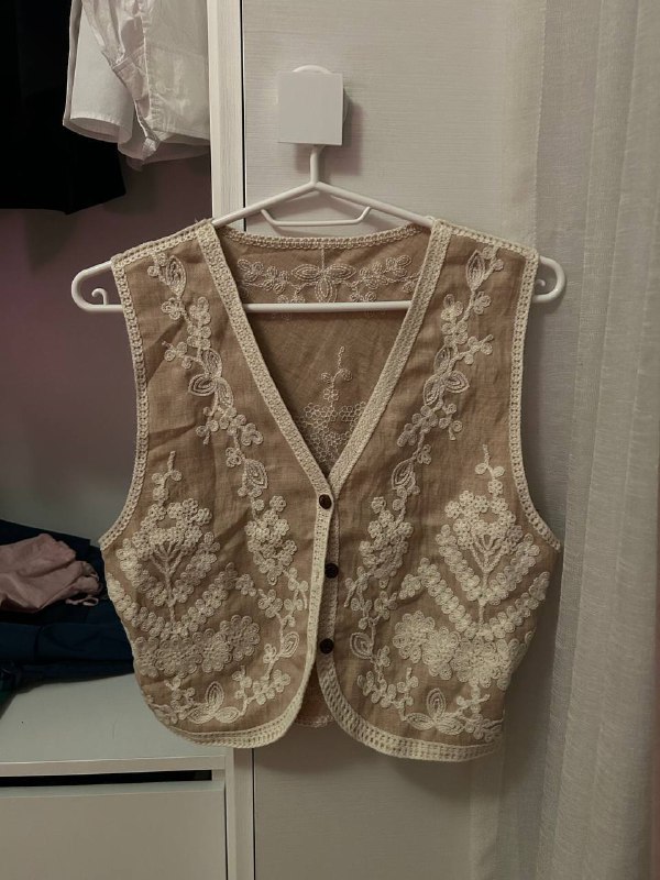 платье L, футболка Zara S, жилет S