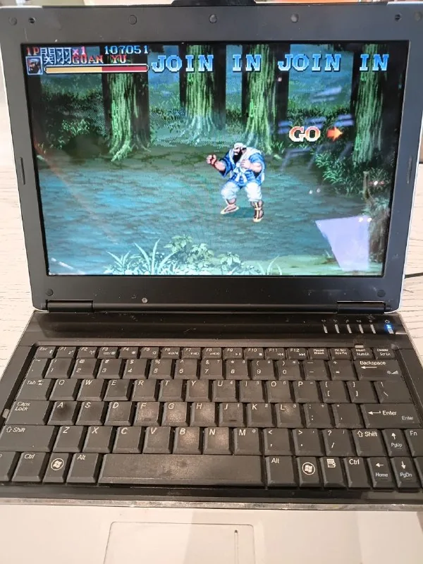 Ноутбук с игрой