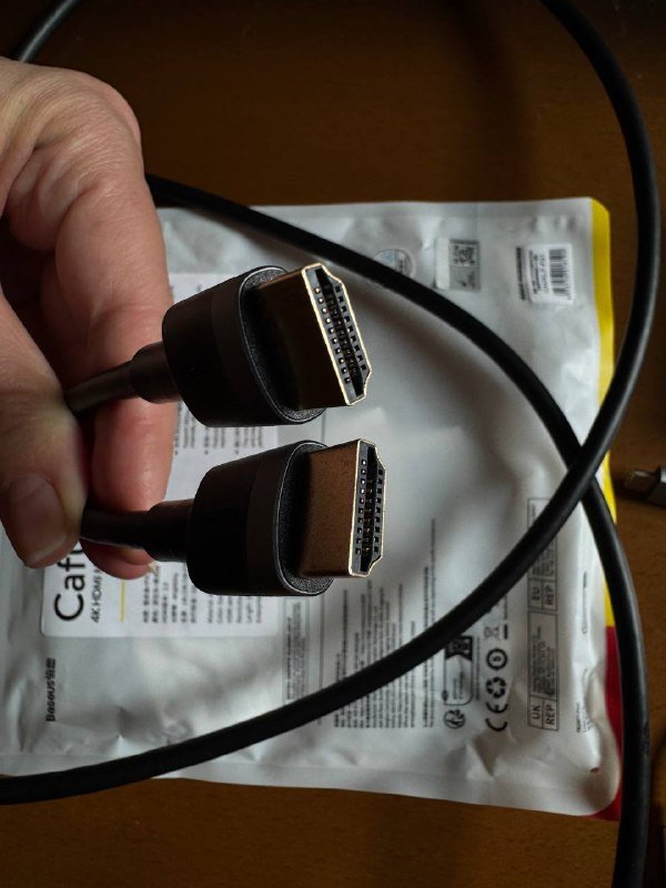 Кабель USB-C to Display port, кабель USB-C to USB-A, HDMI кабель, адаптер SATECHI, адаптер Lightning, наушники Apple 4