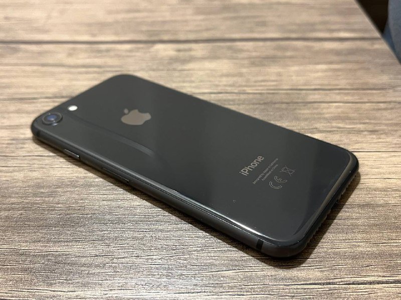 iPhone 8 64GB с чехлом 3