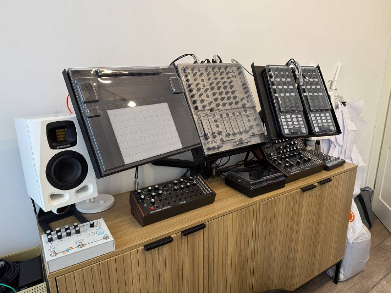 Ableton Push 3, Elektron Analog Heat, MOOG Synthesizers, ADAM-Audio Monitors