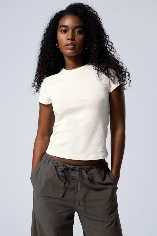 Черные джинсы Massimo Dutti, белая футболка Weekday 6