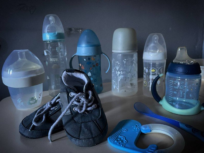 Бутылочки для кормления, детская обувь, погремушки