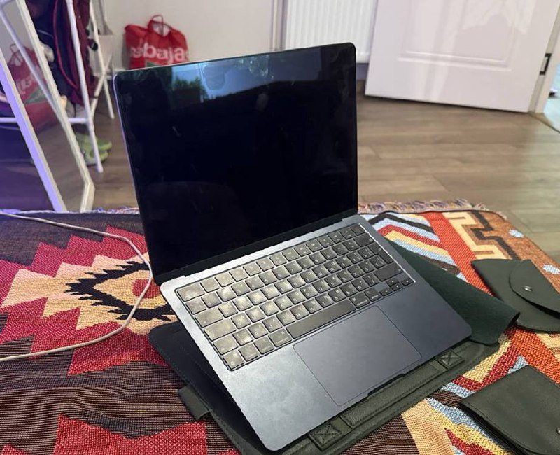 MacBook Air 13" M2 (2022) с чехлом