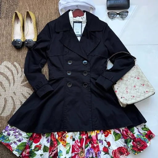 Тренч Kangol, водолазка Fred Perry, юбка Dolce and Gabbana, панамка Kangol, сумка Coach, очки Ralph Loren, балетки Prada