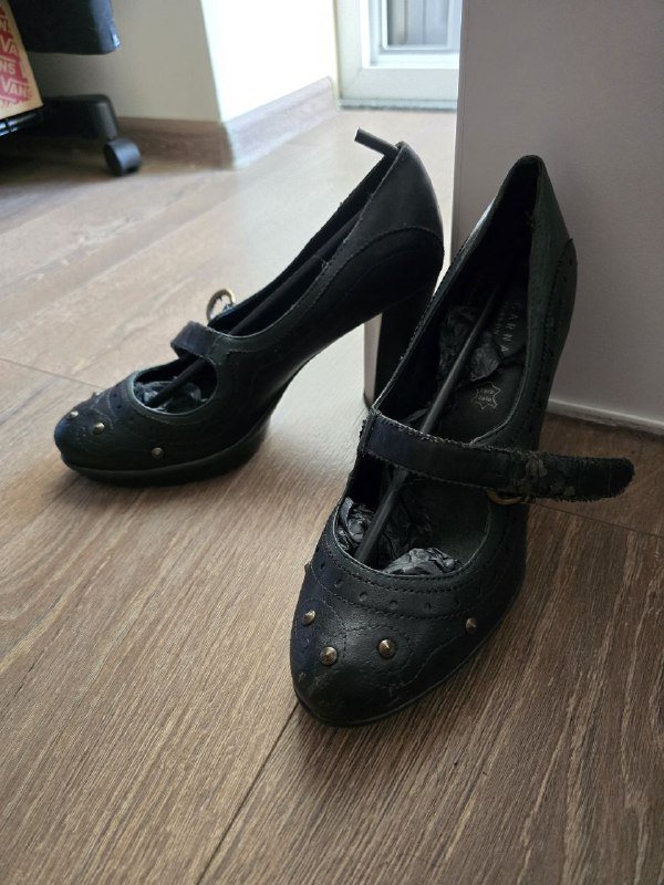 Туфли чёрные на каблуке, розовые кеды, серые кеды высокие, зима-демисезон ботинки