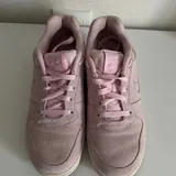 Women’s Nike sneakers 4