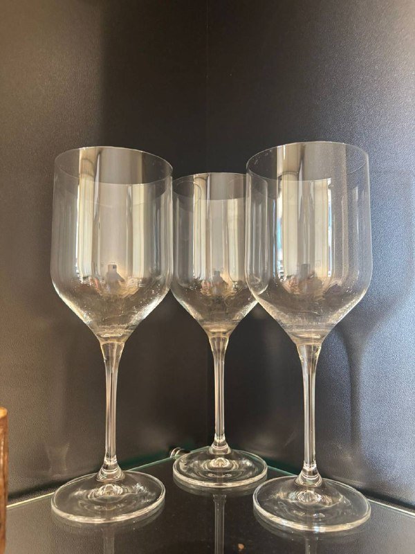 три бокала из тонкого стекла и ваза кувшин