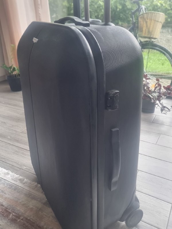 Большой чемодан в хорошем состоянии 2