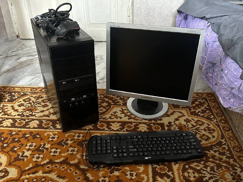 персональный компьютер с монитором и комплектующими