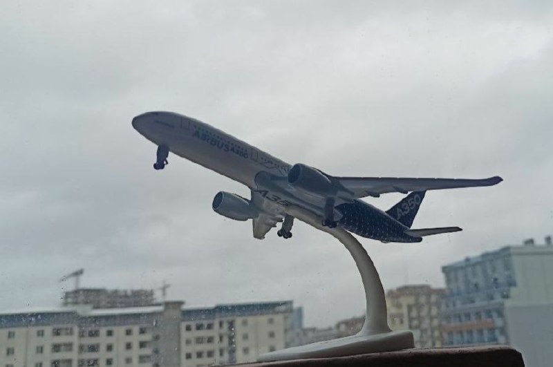 Солнечные батареи, термометр, модель самолёта, набор для каллиграфии, приставка для телефона, набор ламп, утяжелители для рук 3