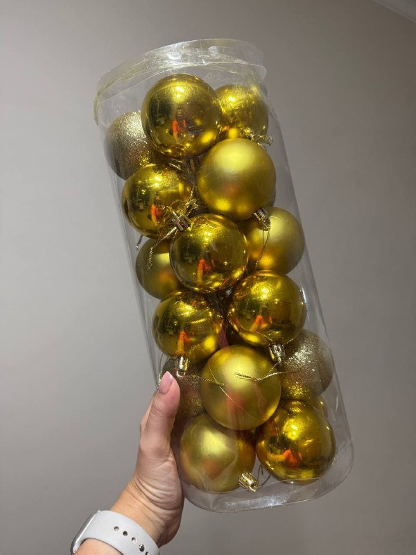 Новогодние золотые шары, гирлянды с лампочками и гирлянда-дождик