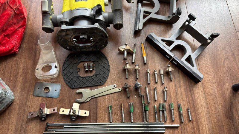 Фрезер Ryobi RRT1600 с комплектом цанг и фрез 3