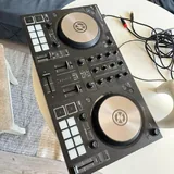 Монитор BENQ, колонка Marshall, контроллер Traktor, мышь, клавиатура, наушники 3